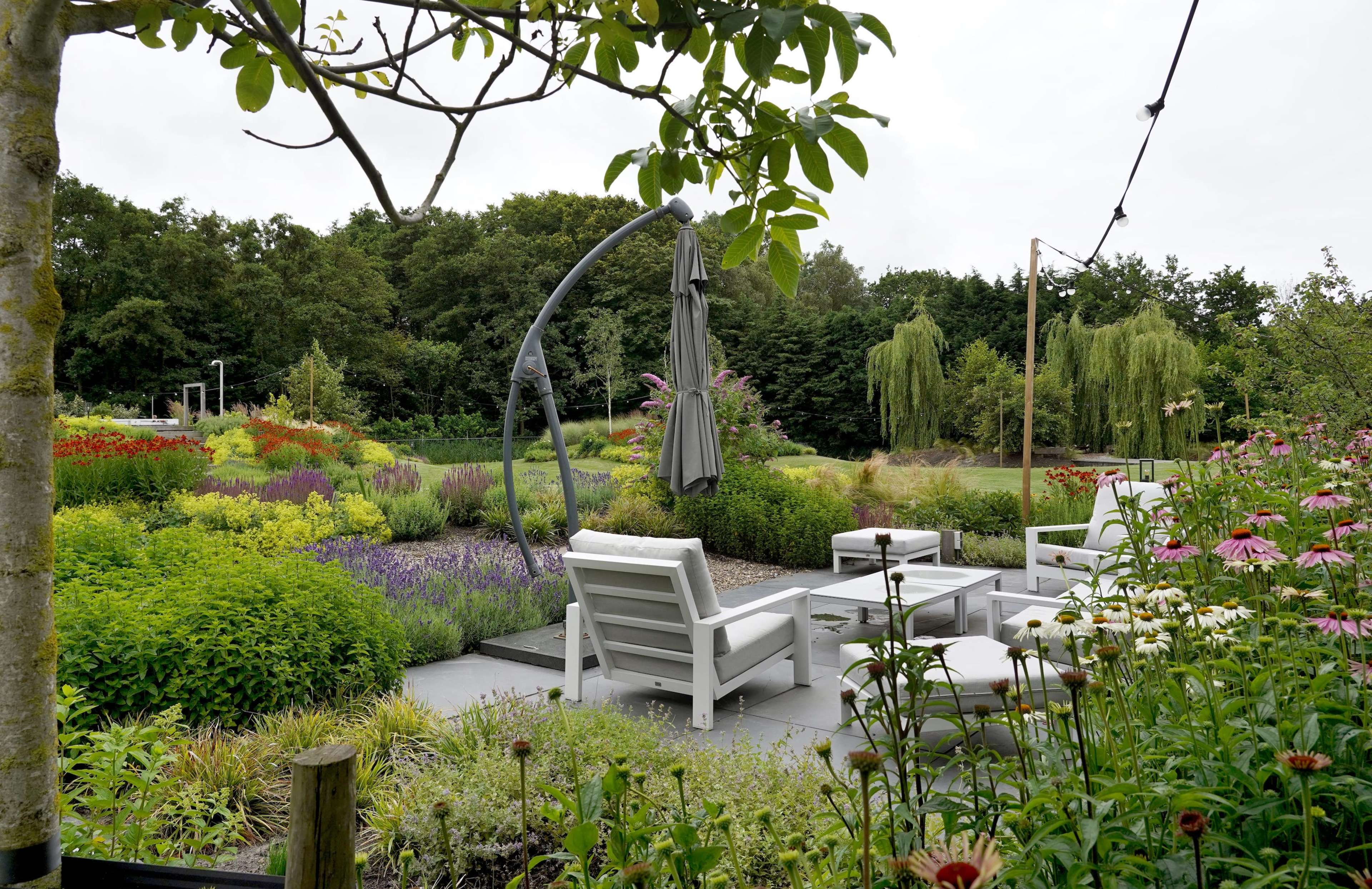Een landelijke tuin, aangelegd door een exclusief en ecologisch hoveniersbedrijf: Janse & Berkhof Tuinen