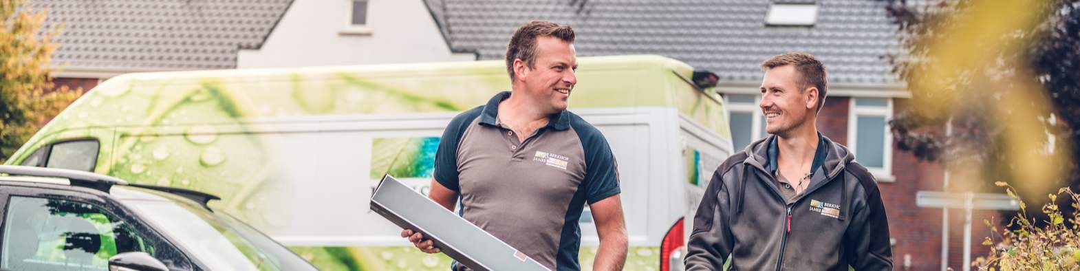 Twee hoveniers van Janse & Berkhof werken samen