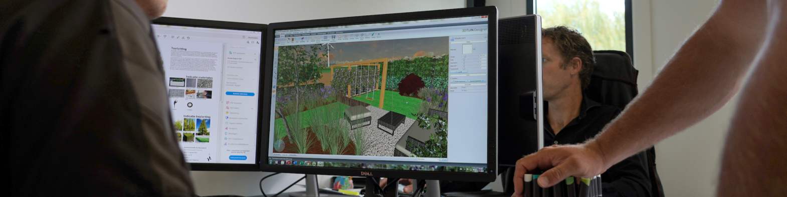 Tuinarchitect van Janse & Berkhof Tuinen is een tuin aan het ontwerpen op zijn computer