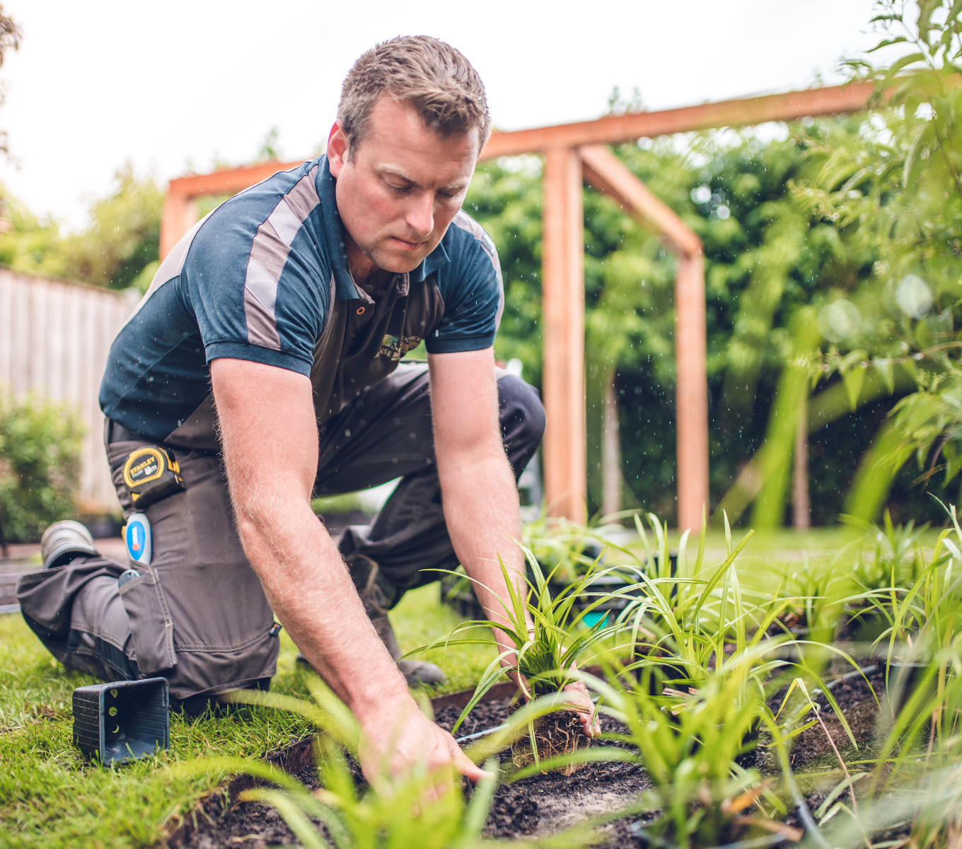 Aanleghovenier is bezig met tuinbeplanting tijdens het aanleggen van een tuin | Janse & Berkhof Tuinen